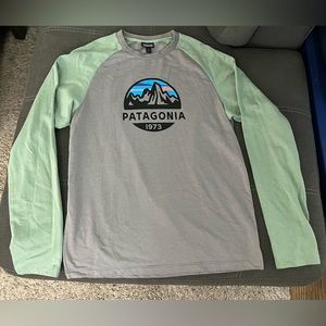 Patagonia long sleeve raglan tee size Medium. Men’s size Medium. LIKE NEW!